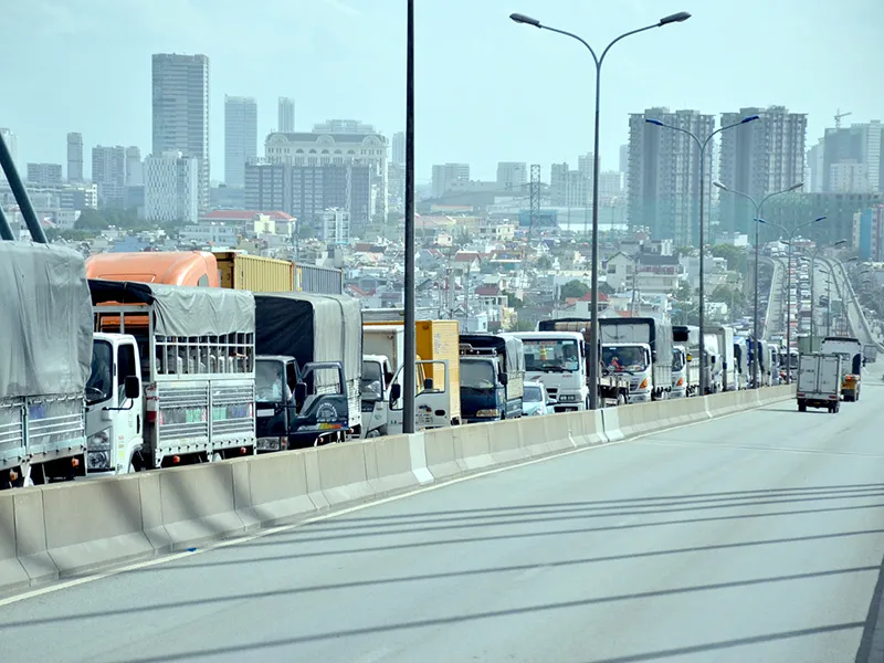 2 container va chạm trên cầu Phú Mỹ, hàng trăm phương tiện ùn ứ ảnh 3 Vụ va chạm khiến hàng trăm phương tiện ùn ứ kéo dài nhiều giờ